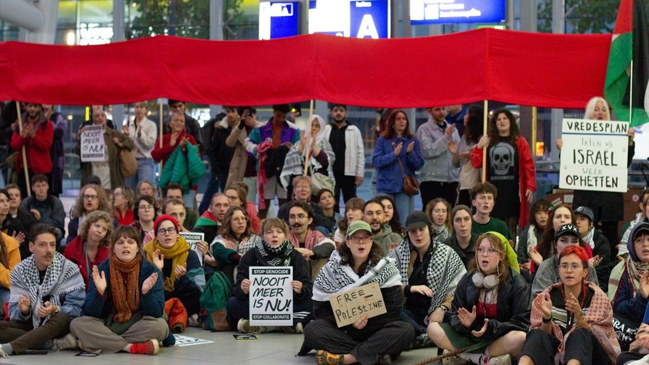 Hollanda'da 20 Tren İstasyonunda Filistin'e Destek Oturma Eylemleri