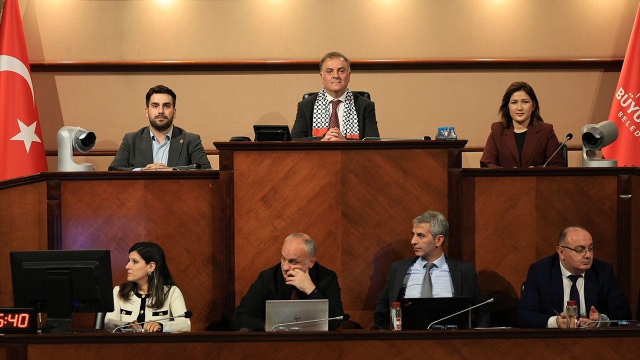 İBB Meclisi'nde Ulaşım ve İSPARK Zammı Öngören Maddeler Komisyonlara Sevk Edildi