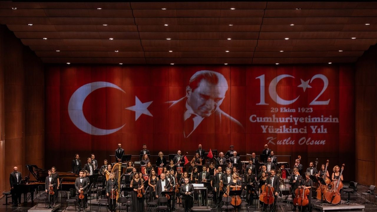 İDOB "Bir Ulus Uyanıyor"u Cumhuriyet Bayramı'nda sahneledi