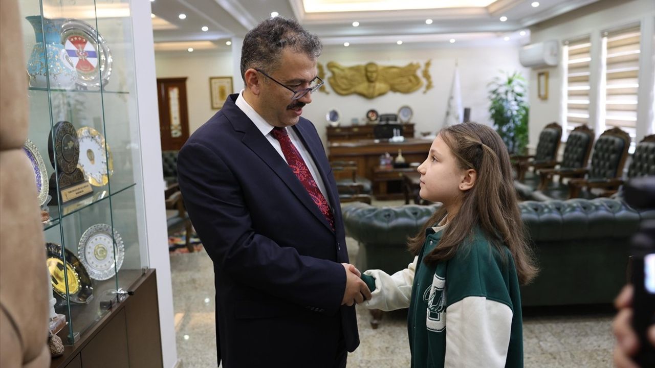 Iğdır'da İstiklal Marşı'na Saygı: Zeynep Ece'ye Vali Ercan Turan'dan Altın Ödül