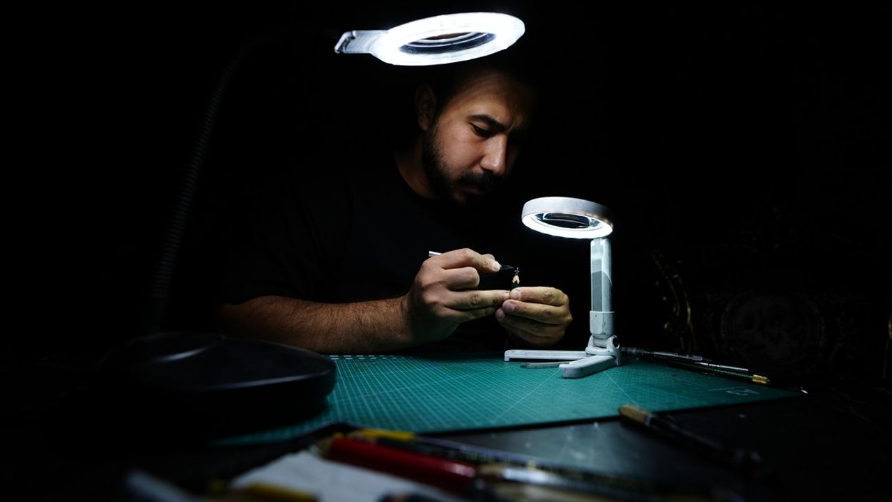 Iraklı Murtaza el-Yabani, Kurşun Kalem Ucuna Mikro Heykeller Oyuyor