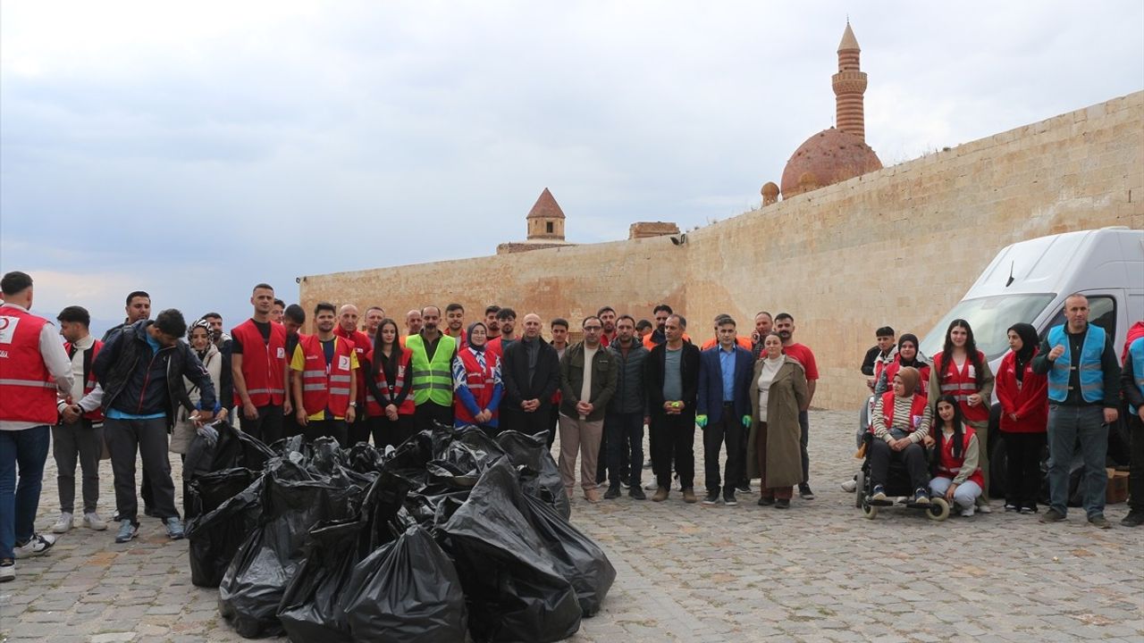 İshak Paşa Sarayı'nda farkındalık temizliği