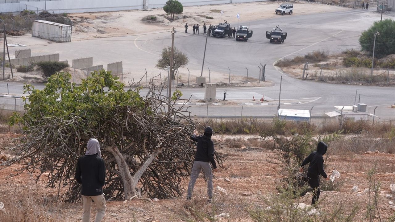İsrail Ordusu Ofer Cezaevi Önünde Kalabalığa Saldırdı: Bir Genç Bacağından Vuruldu