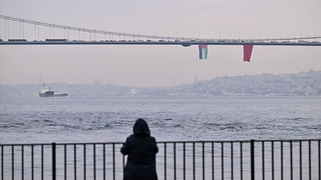 İstanbul Boğazı'ndaki Köprülere Filistin Bayrakları Asıldı