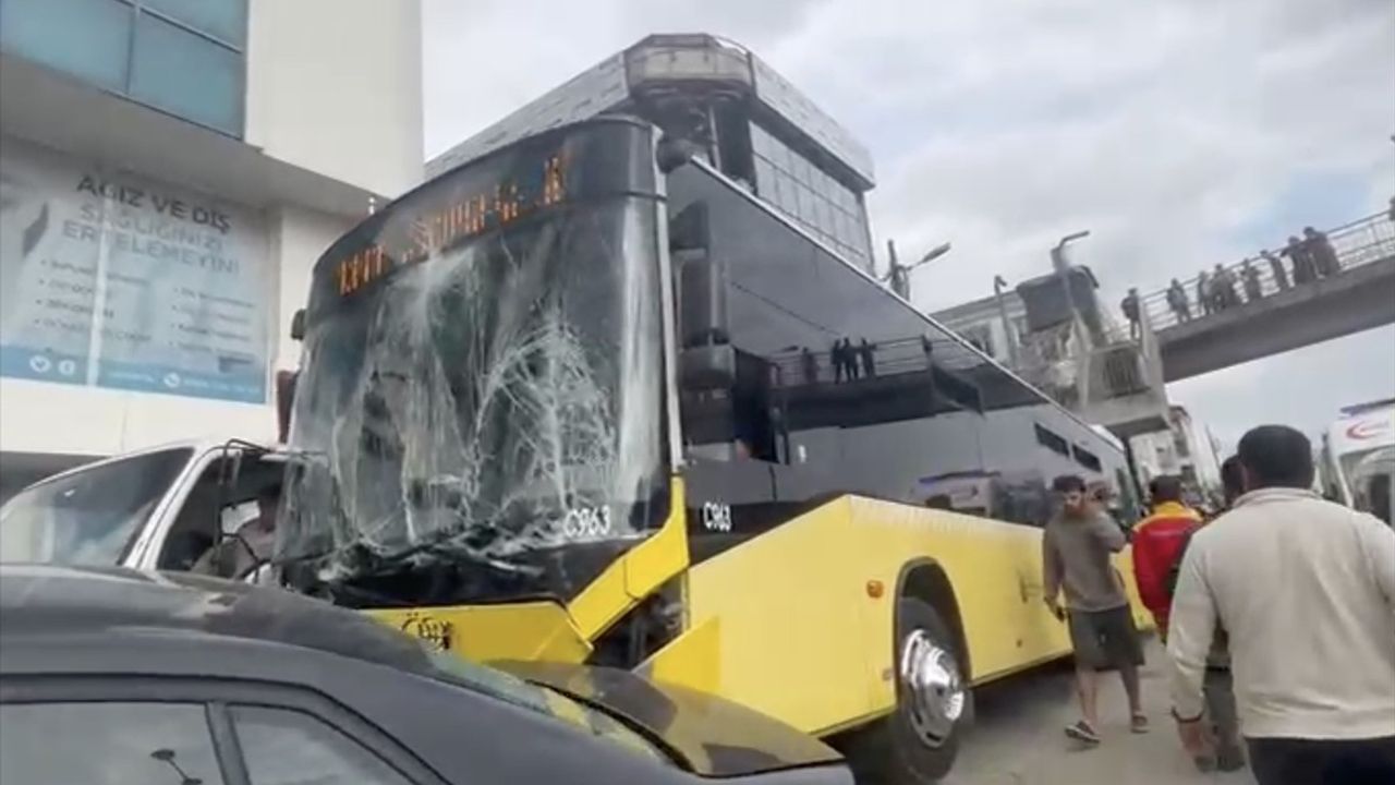 İstanbul Çekmeköy'de 131T Otobüsünün Karıştığı Zincirleme Kaza: 4 Yaralı