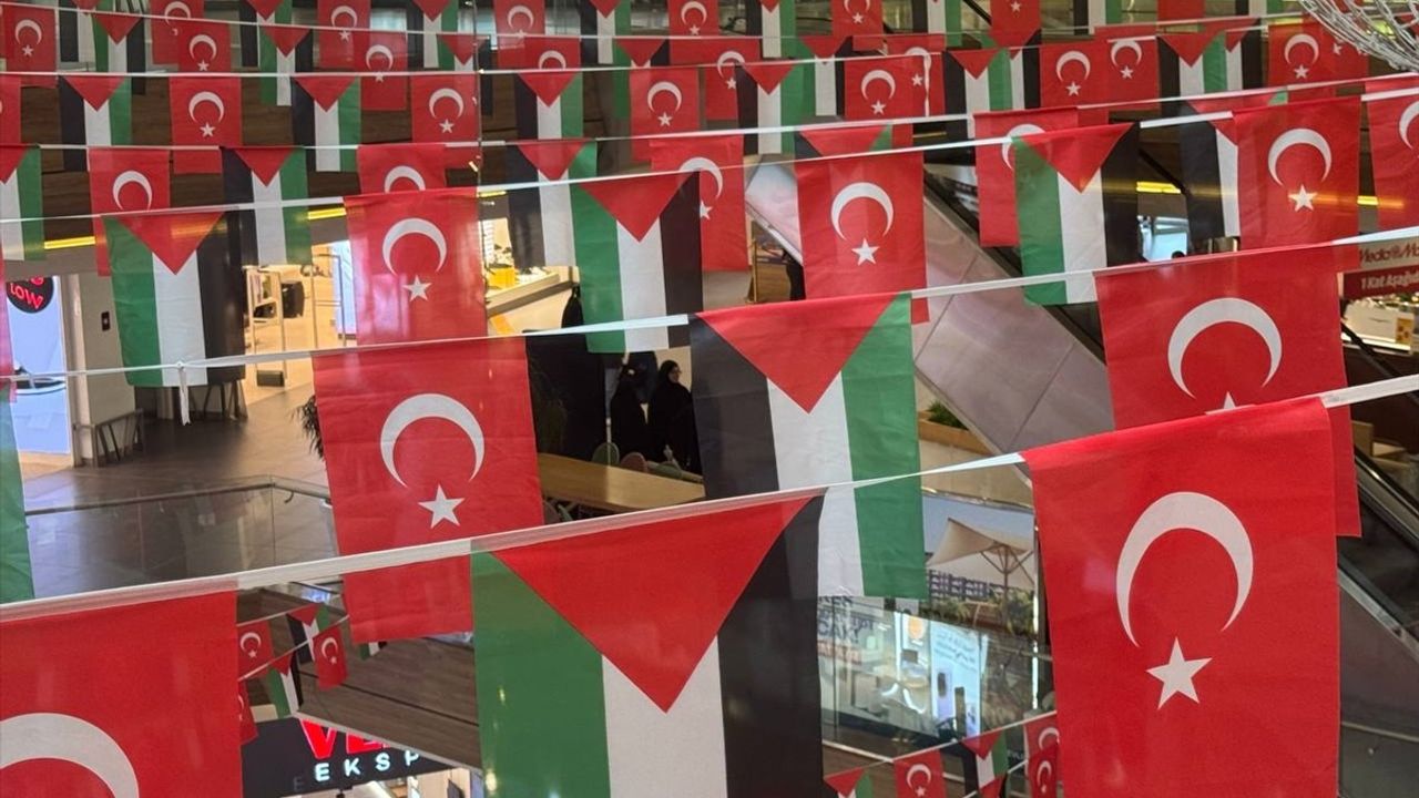 İstanbul'da 3 AVM'de 'Gazze için Hayır Çarşısı' Kuruldu