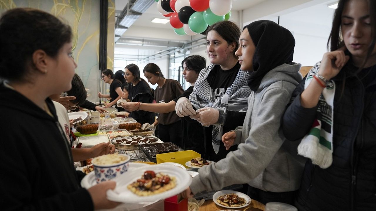İstanbul'da Okullar Gazze İçin Kermes Düzenledi