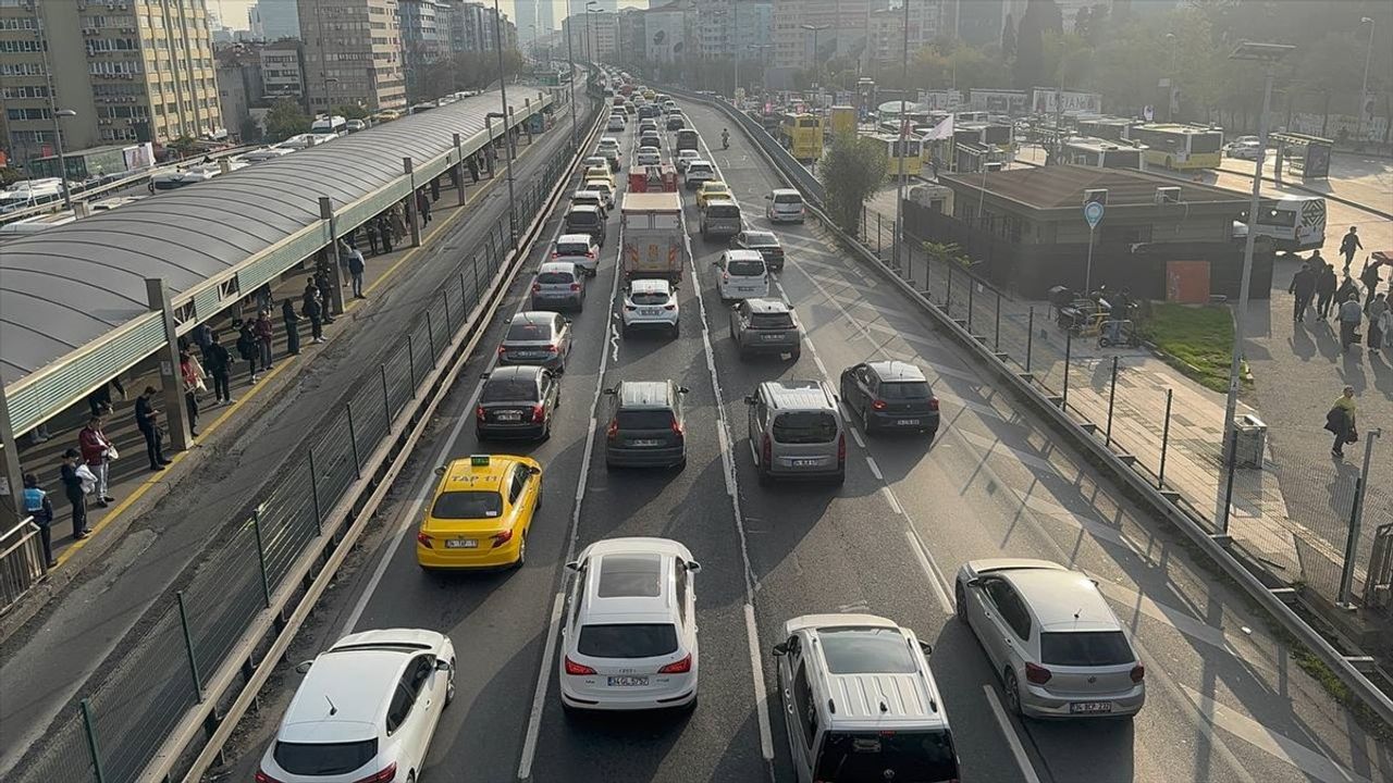 İstanbul'da Sabah Trafiği Kilitlendi: Köprüler ve Avrasya Tüneli Yoğun