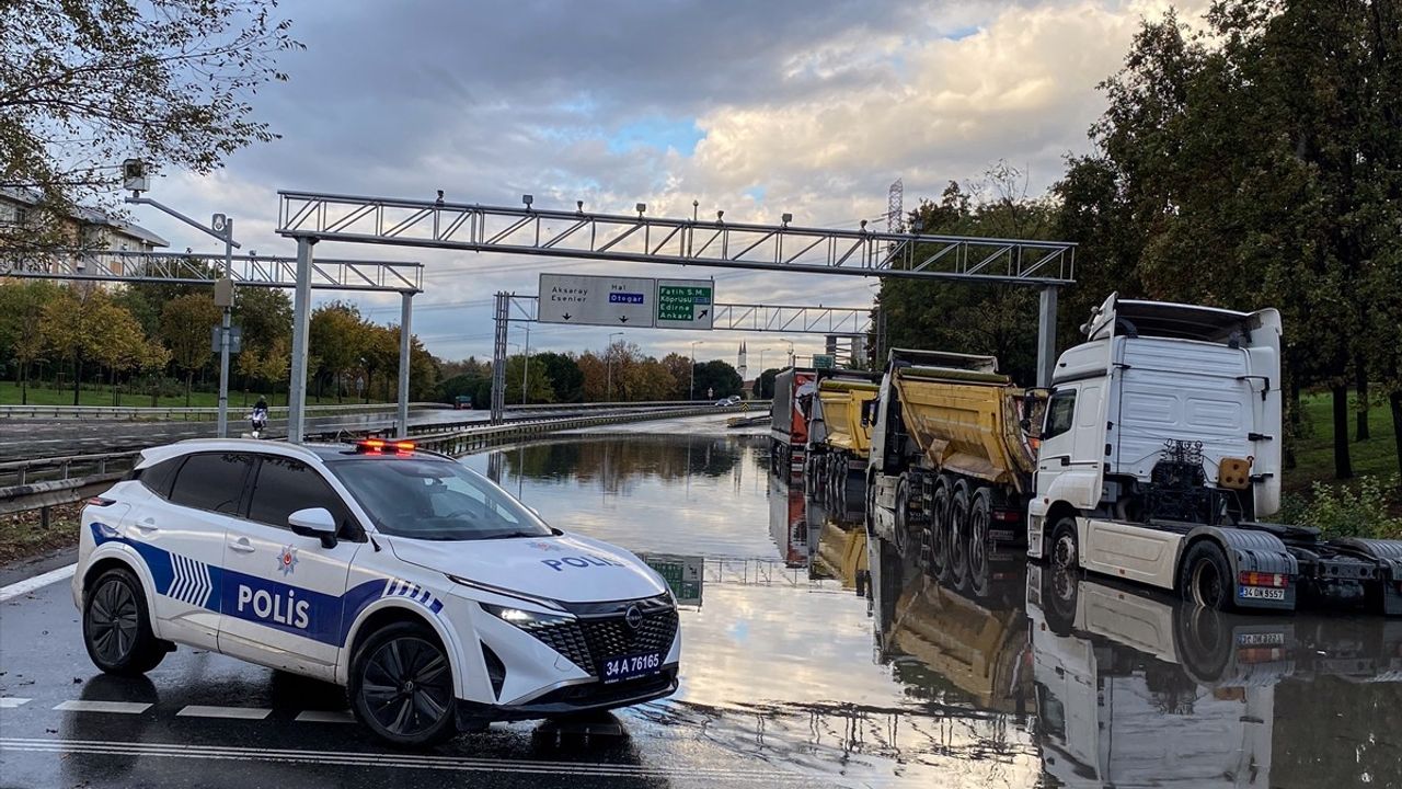 İstanbul'da Sağanak: Bayrampaşa Ulaştırma Kavşağı Trafiğe Kapandı