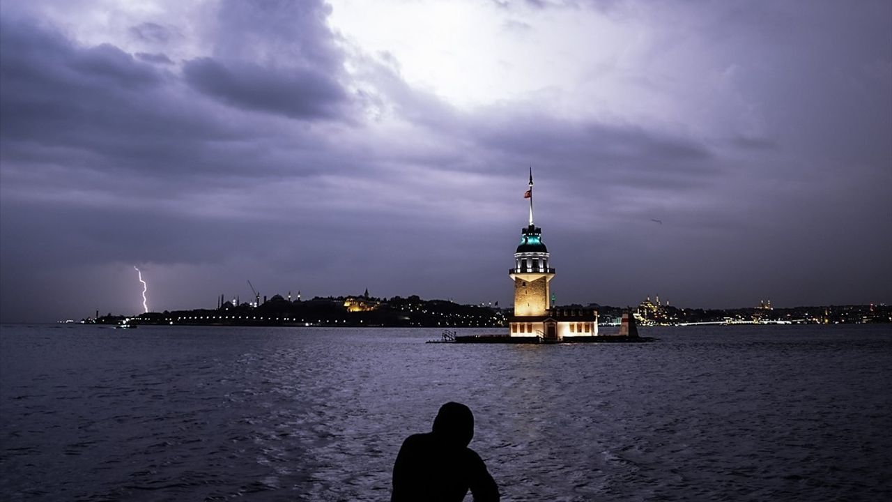 İstanbul'da Sağanak Hayatı Olumsuz Etkiledi: İlçelerde Su Birikintileri ve Baskınlar