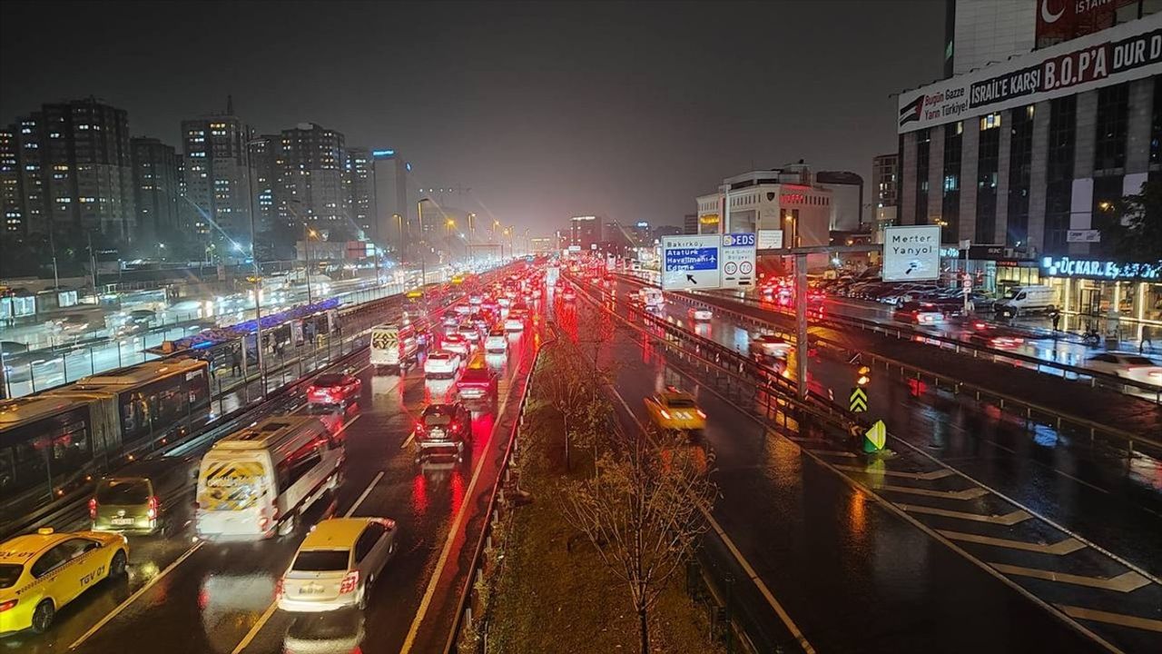İstanbul'da Sağanak: Küçükçekmece ve Sultangazi'de Su Birikintileri