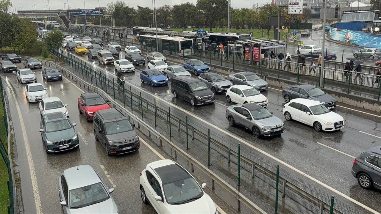 İstanbul'da Trafik Alarmı: Anadolu Yakası'nda Yoğunluk %90'a Ulaştı