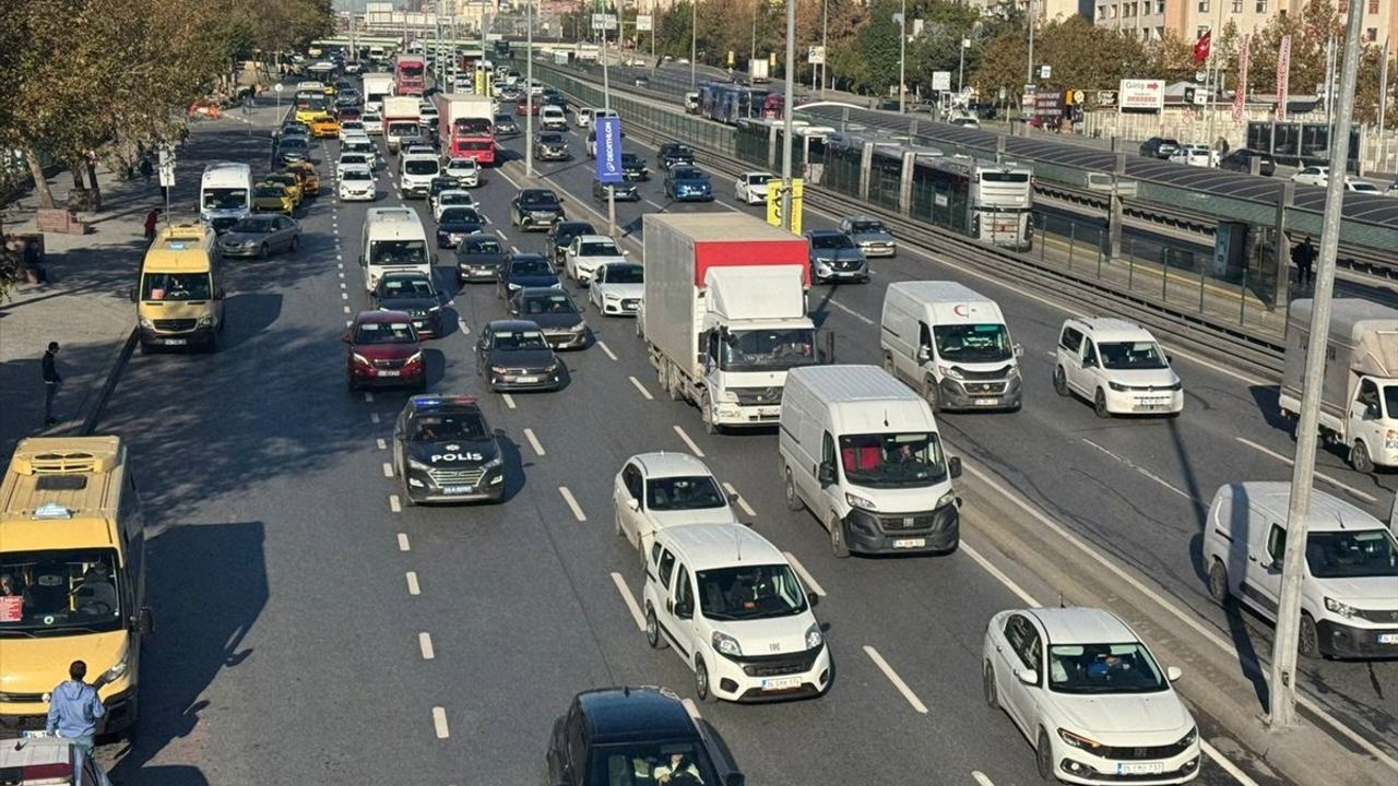 İstanbul'da Trafik Yoğunluğu yüzde 76'ya Çıktı: Köprüler ve Avrasya Tüneli Etkilendi