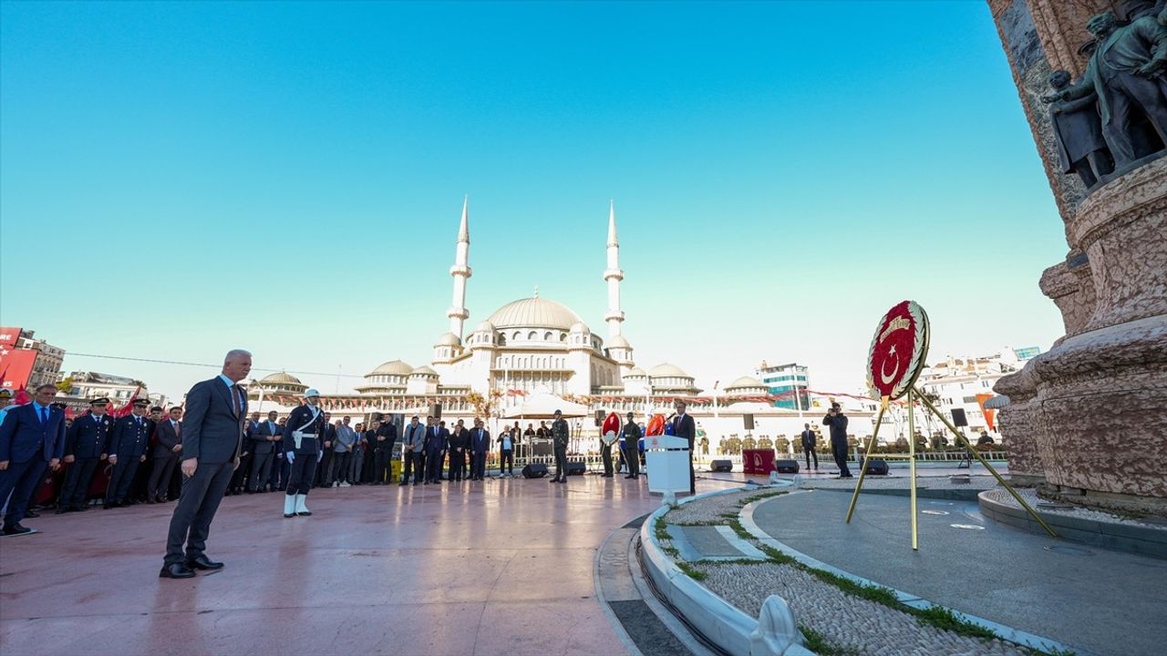 İstanbul'un Kurtuluşunun 102. Yılı Taksim'de Törenle Kutlandı