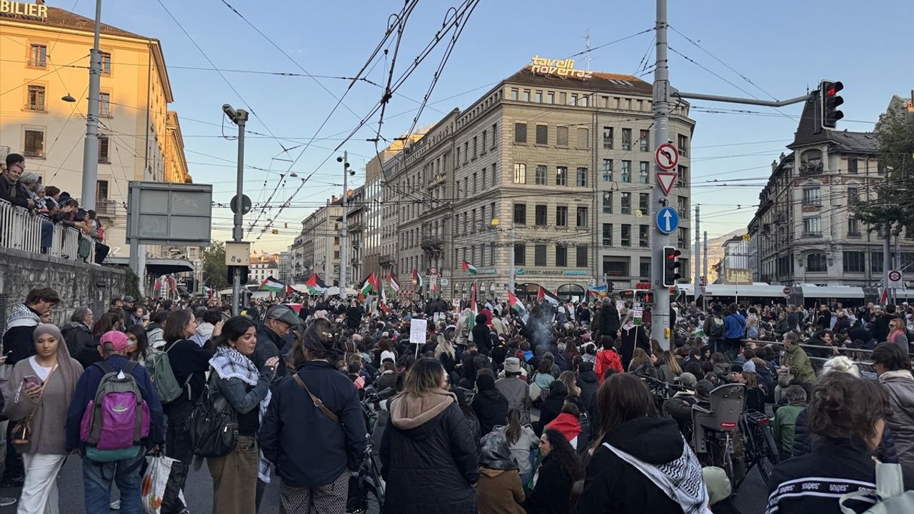 İsviçre'de Binlerce Kişi Küresel Sumud Filosu Saldırılarını Protesto Etti