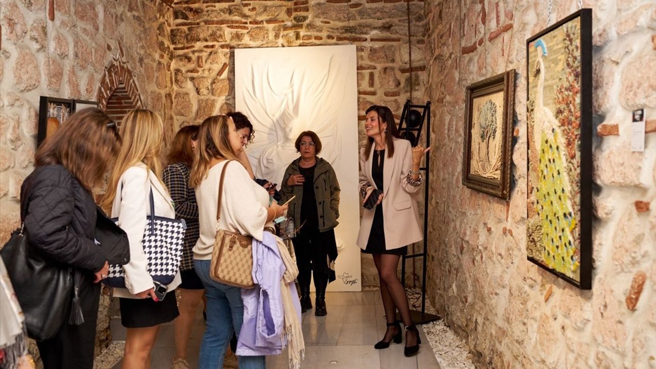 İVA Sanat 'Sanatta Hayat Var: II. Karma Sergi'yi Ortaköy'de Açtı