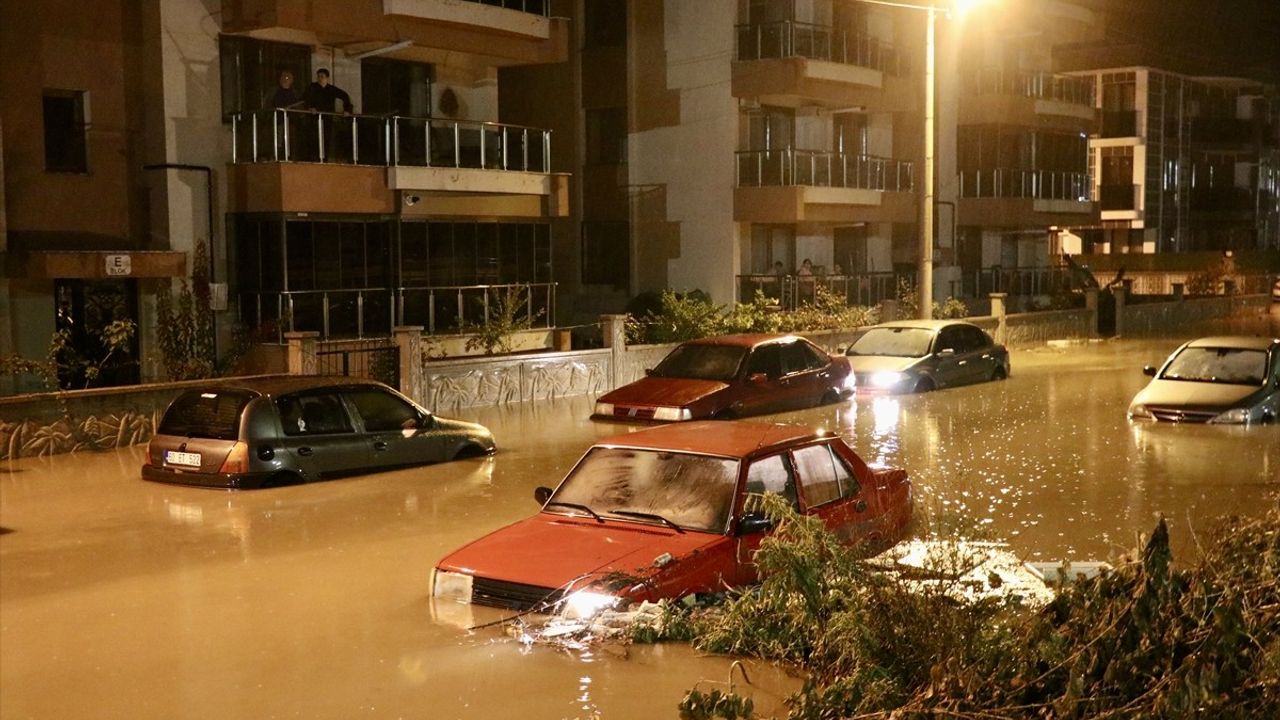 İzmir Bergama'da Kuvvetli Sağanak: Sokaklar Göle Döndü, Ev ve İş Yerleri Sular Altında