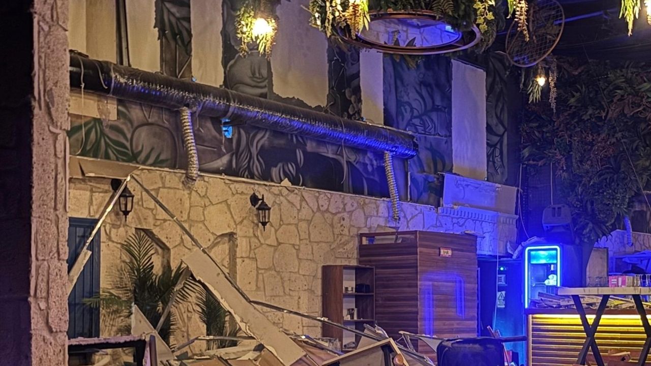 İzmir Bornova'da Eğlence Merkezinde Dekor Duvarı Çöktü: 6 Yaralı