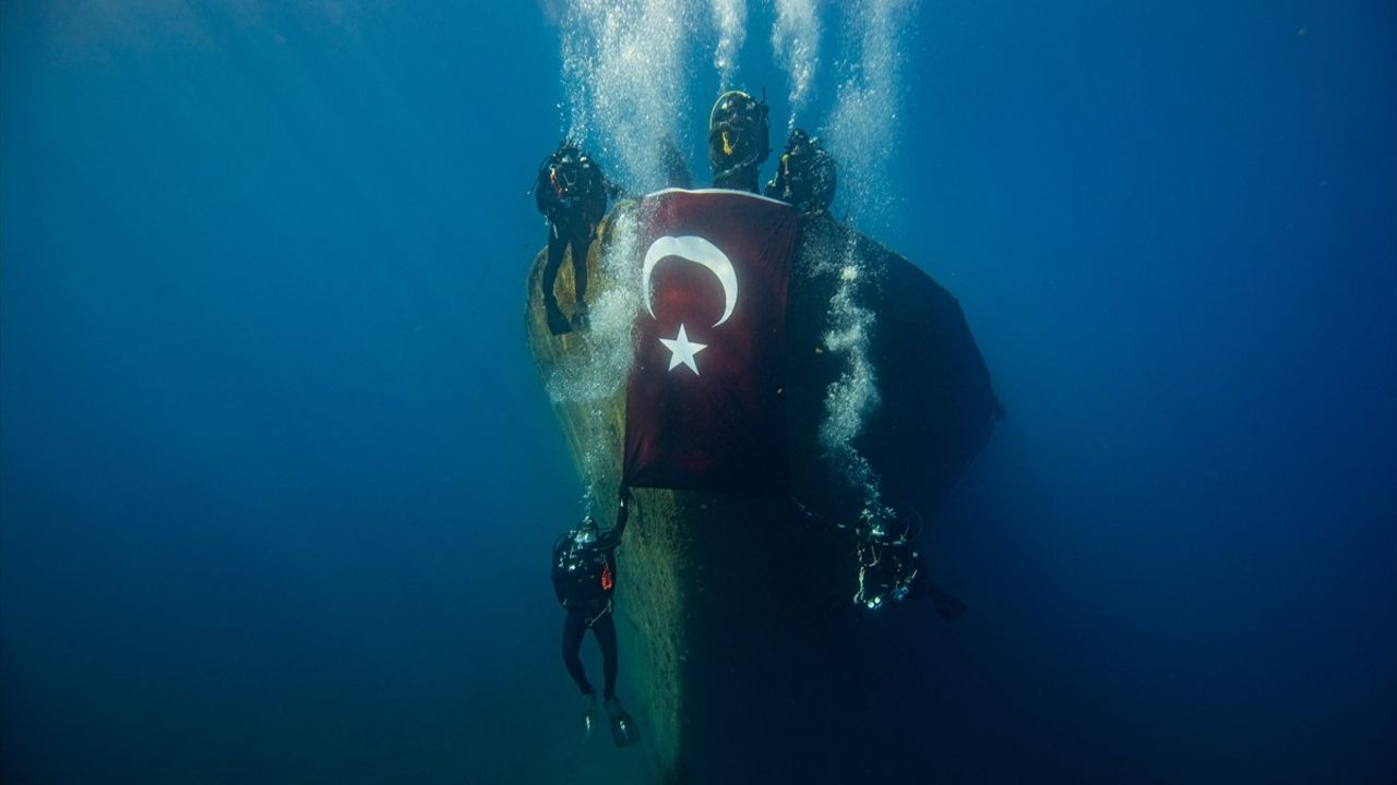 İzmir Çeşme'de Dalgıç Polisler Su Altında 29 Ekim'i Kutladı