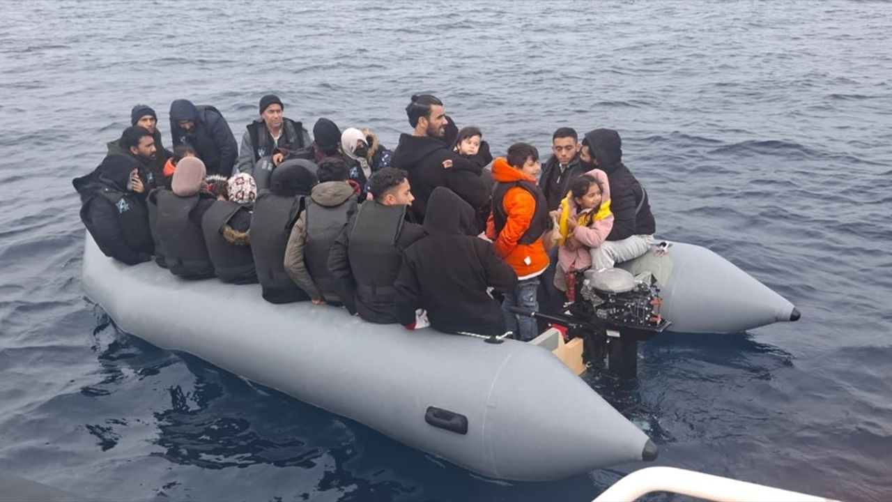 İzmir'de 128 düzensiz göçmen yakalandı, 1 şüpheli gözaltında