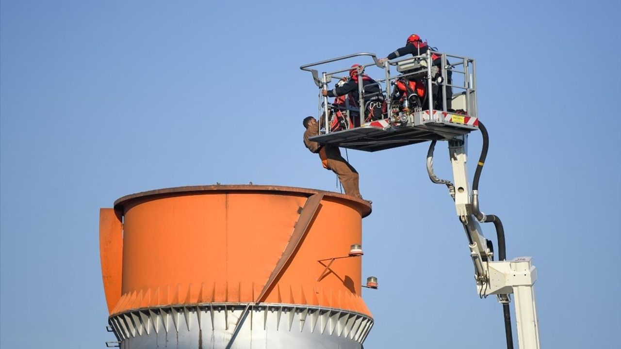 İzmir'de 70 Metrelik Bacadan Düşen İki İşçi 4 Saatlik Kurtarma ile Sağ Çıktı