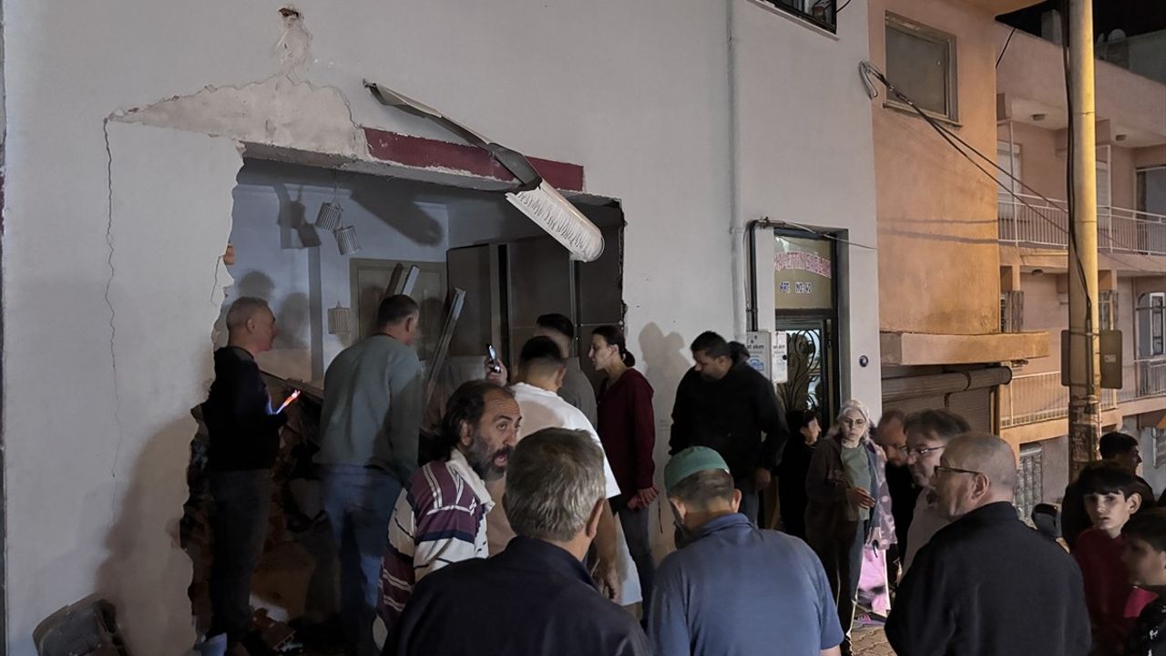 İzmir'de freni boşalan kamyon apartmana çarptı — güvenlik kamerası kaydı