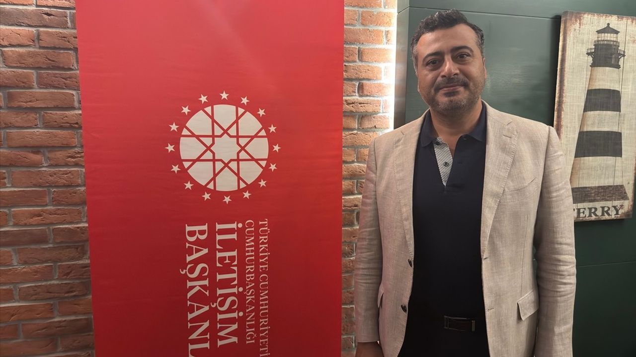 İzmir'de Genç İletişimcilere Sosyal Medya ve Habercilik Etiği Eğitimi