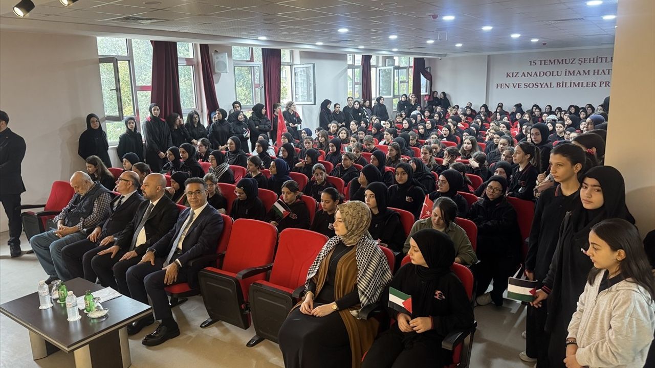 İzmir'de Öğrenciler 'Filistin İçin Kalbimiz Bir' ile Zulme Dikkat Çekti