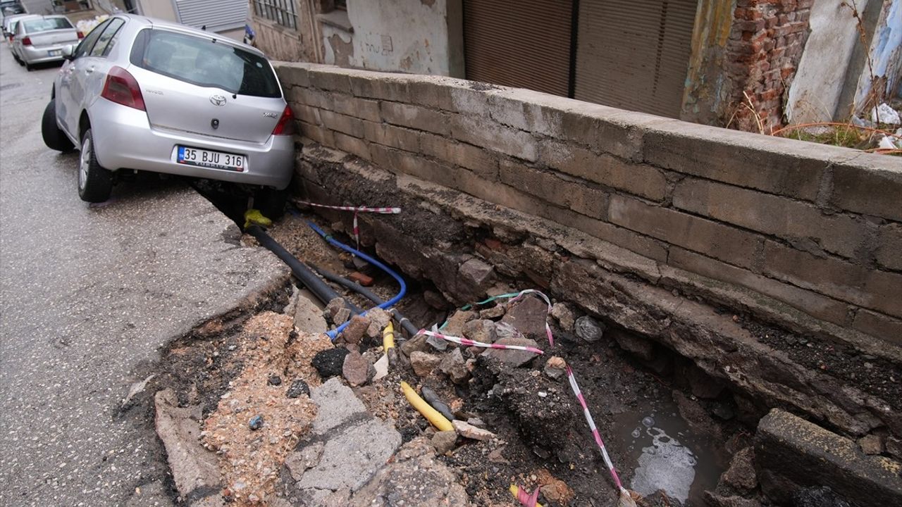 İzmir'de Sağanak Hayatı Olumsuz Etkiledi — Bayraklı 1639 Sokak'ta Araç Hasarlandı