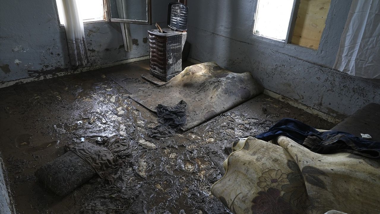 İzmir Foça'da 70 yaşındaki Bülent Kaptanoğlu sele kapıldı