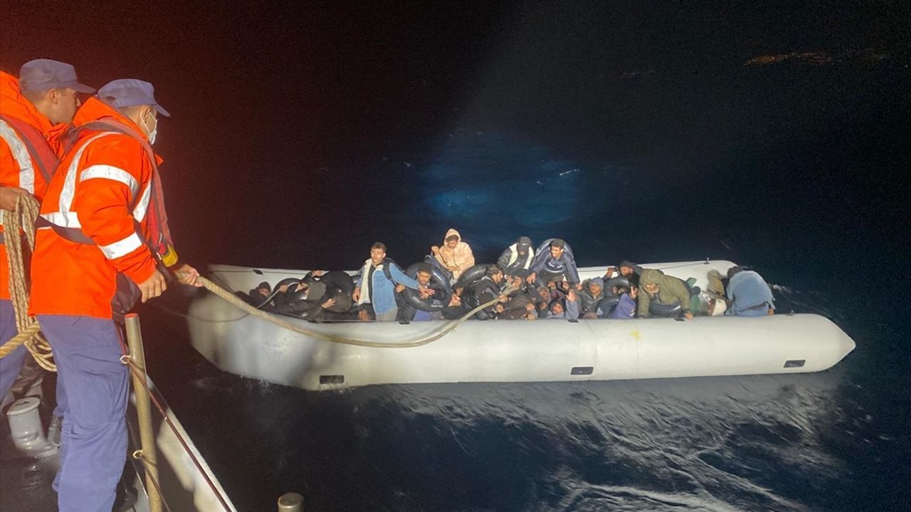 İzmir Foça'da 86 düzensiz göçmen yakalandı