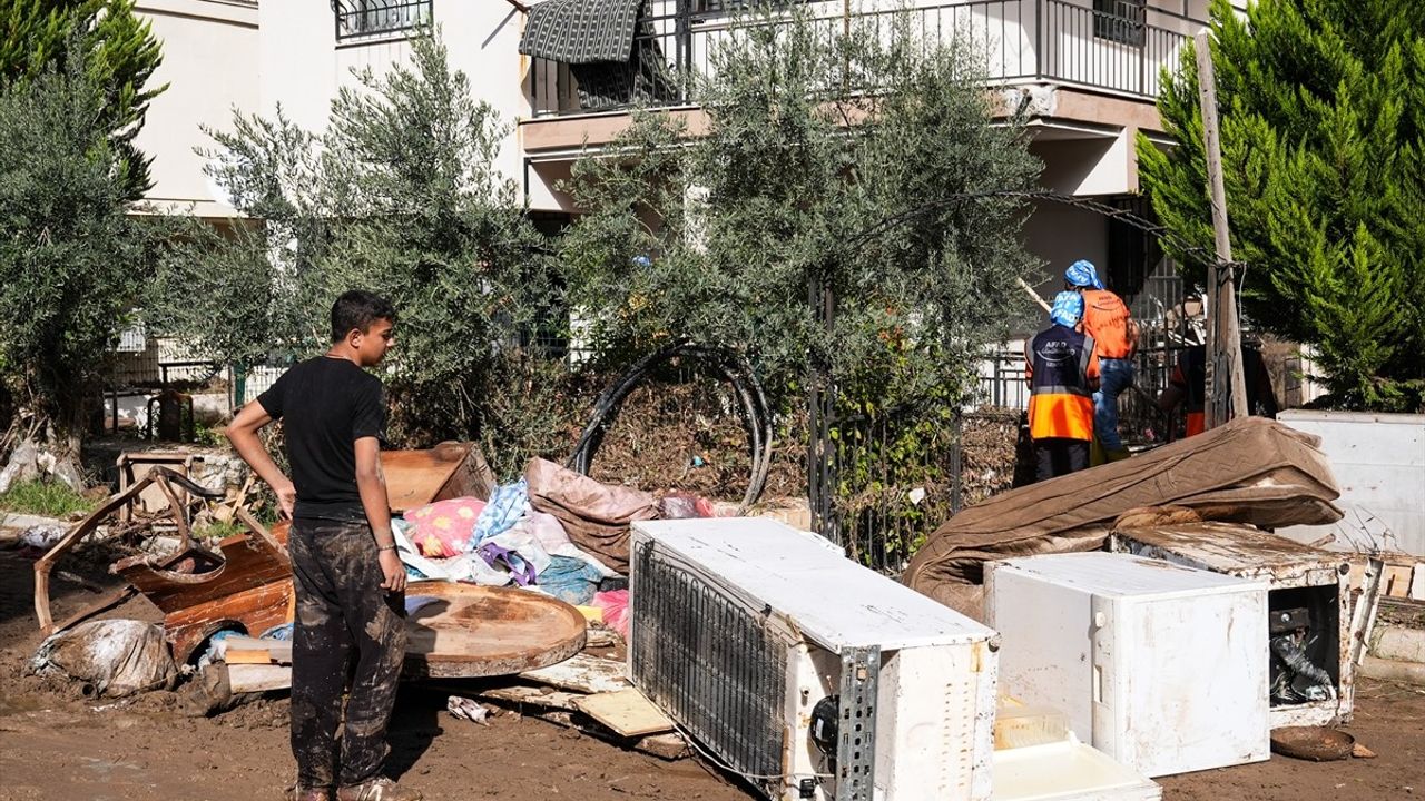 İzmir Foça'da Selin Yaraları Sarılıyor: AFAD ve Belediyeler Seferber