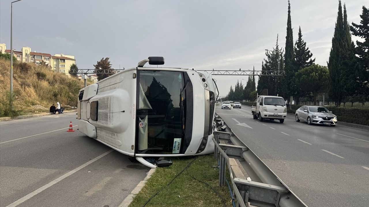 İzmir Gaziemir'de Midibüs Devrildi: 5 Kişi Yaralandı