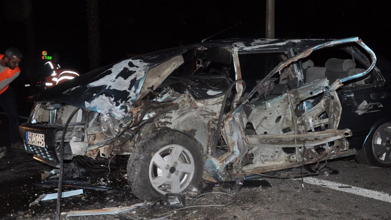 İzmir Ödemiş'te Otomobil ile Pikap Çarpıştı: 3'ü Çocuk 6 Yaralı