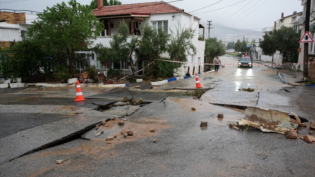 İzmir Valisi Elban: Foça'daki selde kaybolan kişi için arama çalışmaları sürüyor