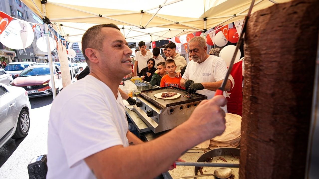 İzmirli Dönerci 29 Ekim'de Çocukları Döner ve Ayranla Sevindirdi