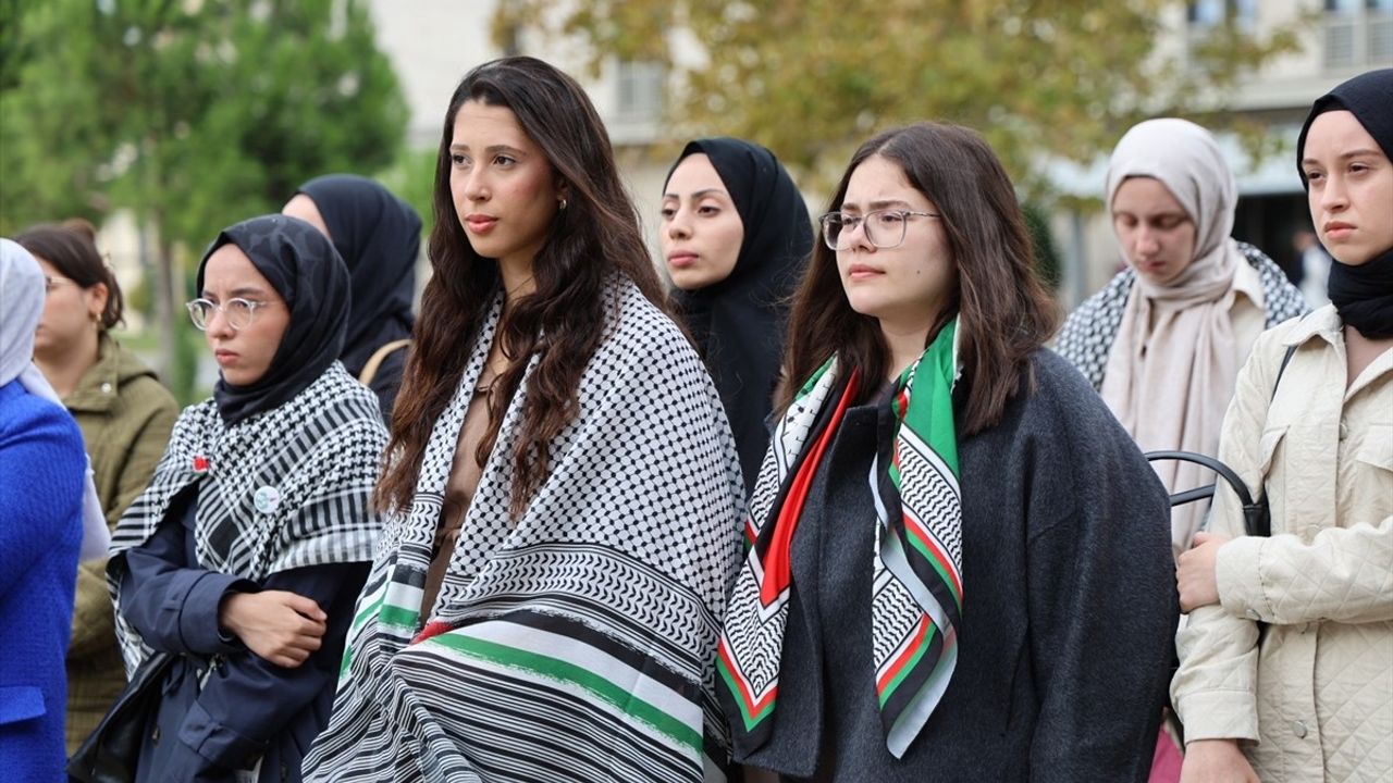 İZÜ Öğrencileri, İsrail'in Küresel Sumud Filosu Saldırısını Kınadı