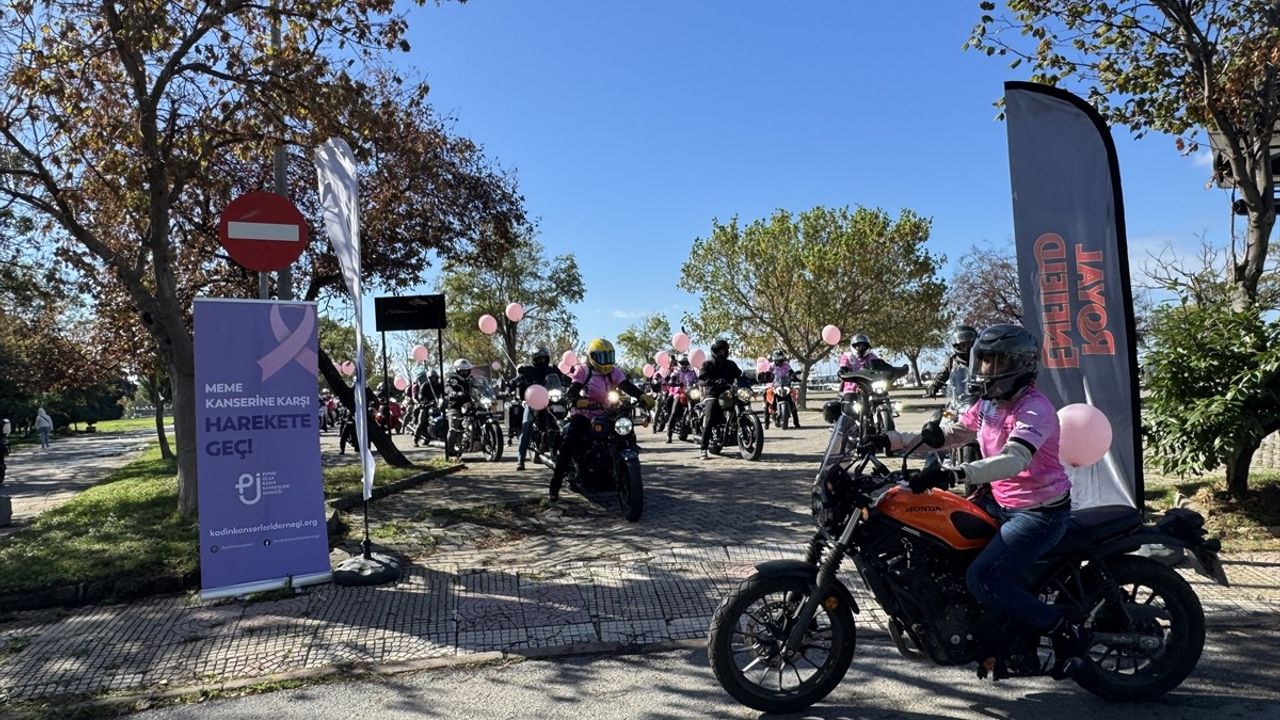 Kadıköy'de Motosiklet ve Bisiklet Turu: Meme Kanserinde Erken Teşhise Vurgu