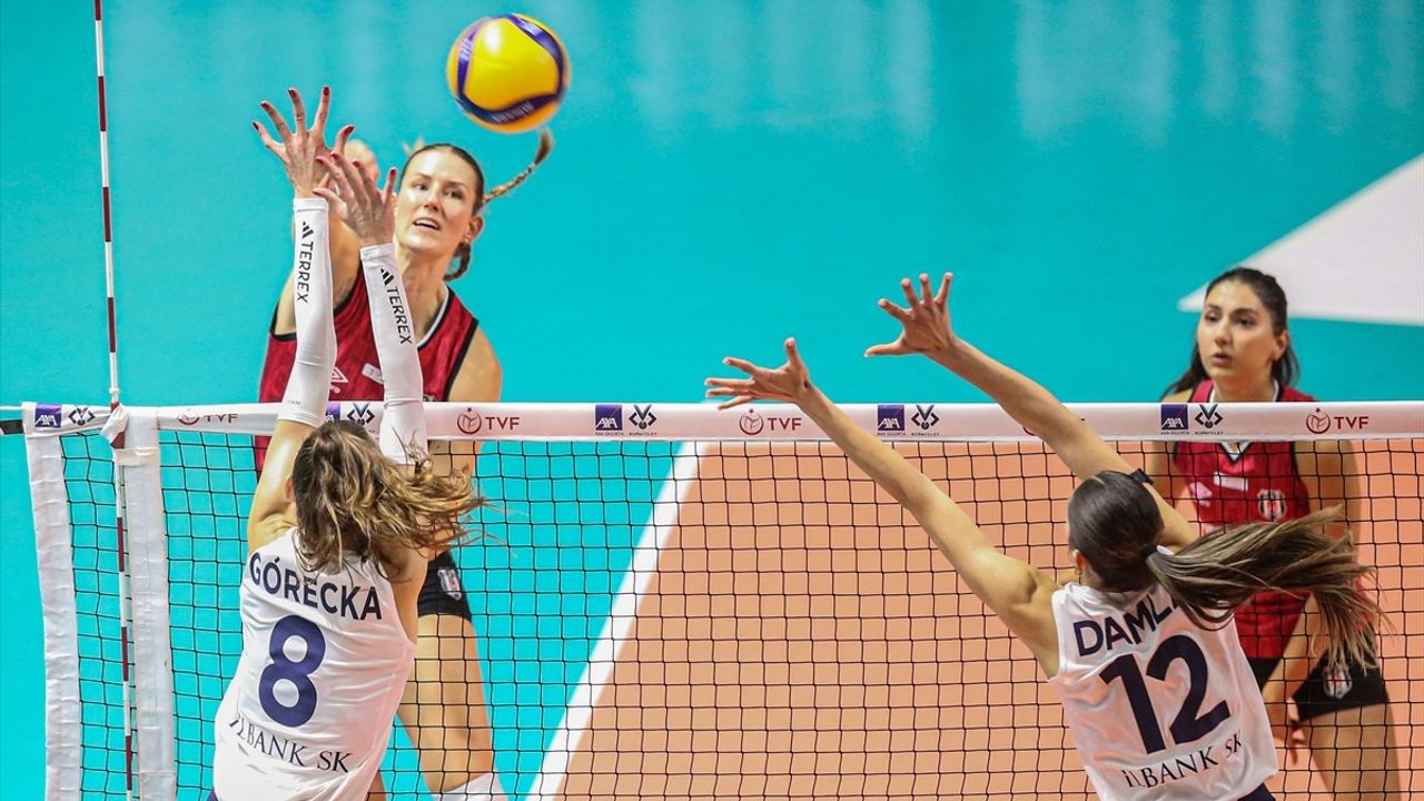 Kadınlar AXA Sigorta Kupa Voley: İlbank 3-1 Beşiktaş