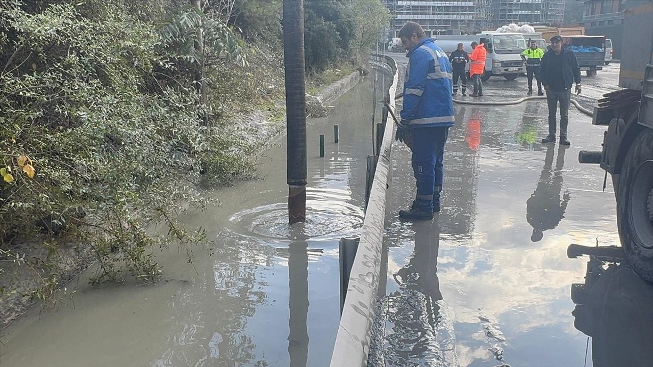 Kağıthane'de Kemerburgaz Caddesi'nde Su Birikintisi Trafiği Aksattı