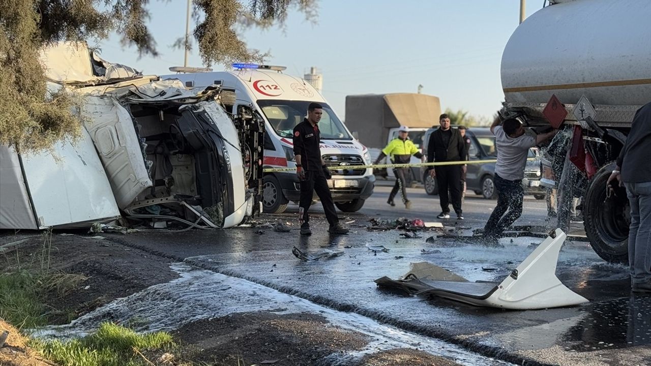 Kahramanmaraş'ta Akaryakıt Tankerine Çarpan Kamyon Sürücüsü Öldü