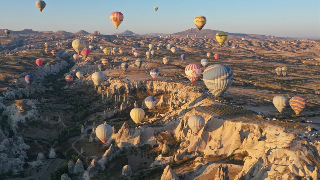 Kapadokya'da Sıcak Hava Balonları Gökyüzüne Döndü