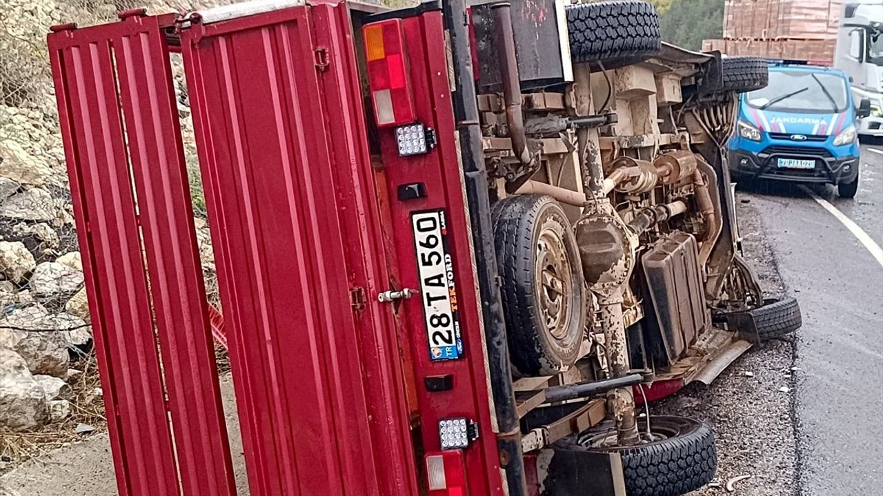 Karabük Eskipazar'da su kanalına devrilen kamyonet: 5 yaralı