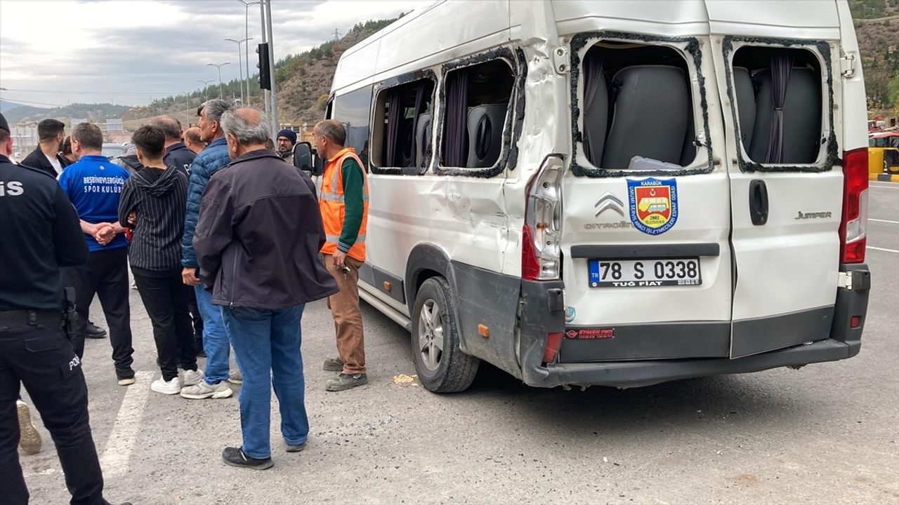 Karabük Eskipazar'da Tırla Minibüs Çarpıştı: 9 14 Yaş Altı Futbolcu Yaralandı