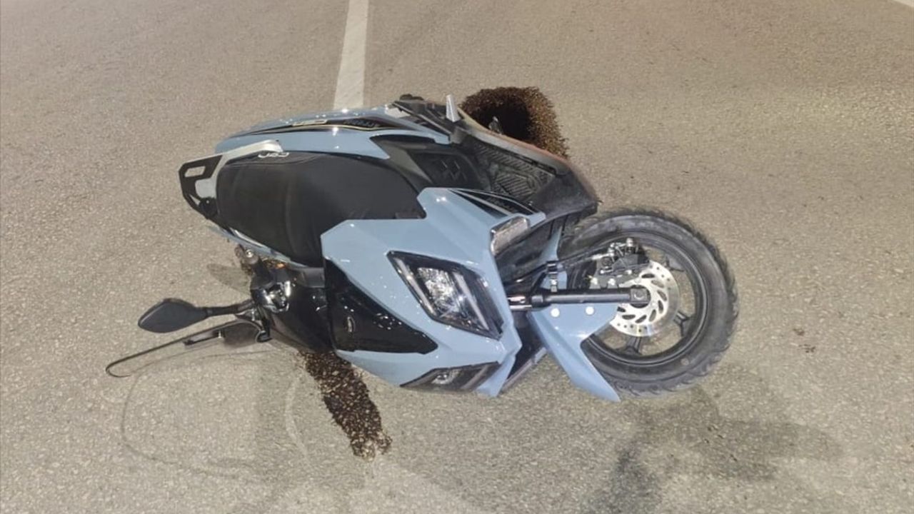 Karabük'te Kırmızı Işıkta Bekleyen Motosiklete Otomobil Çarptı — Kaza Anı Araç Kamerasında