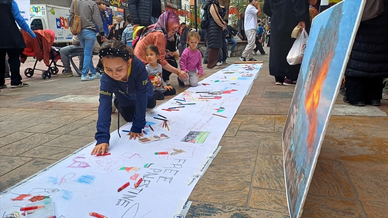 Karabük ve Bolu'da Çocuklar Filistin İçin Metrelerce Resim Çizdi