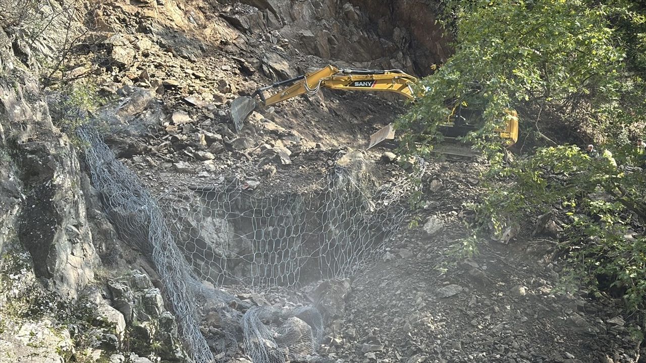 Karabük-Zonguldak Hattı Heyelan Nedeniyle Ulaşıma Kapandı