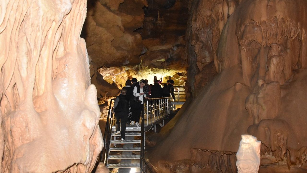Karaca Mağarası'na 114 Bin 77 Ziyaretçi: Gümüşhane'nin 150 Milyon Yıllık Doğal Harikası