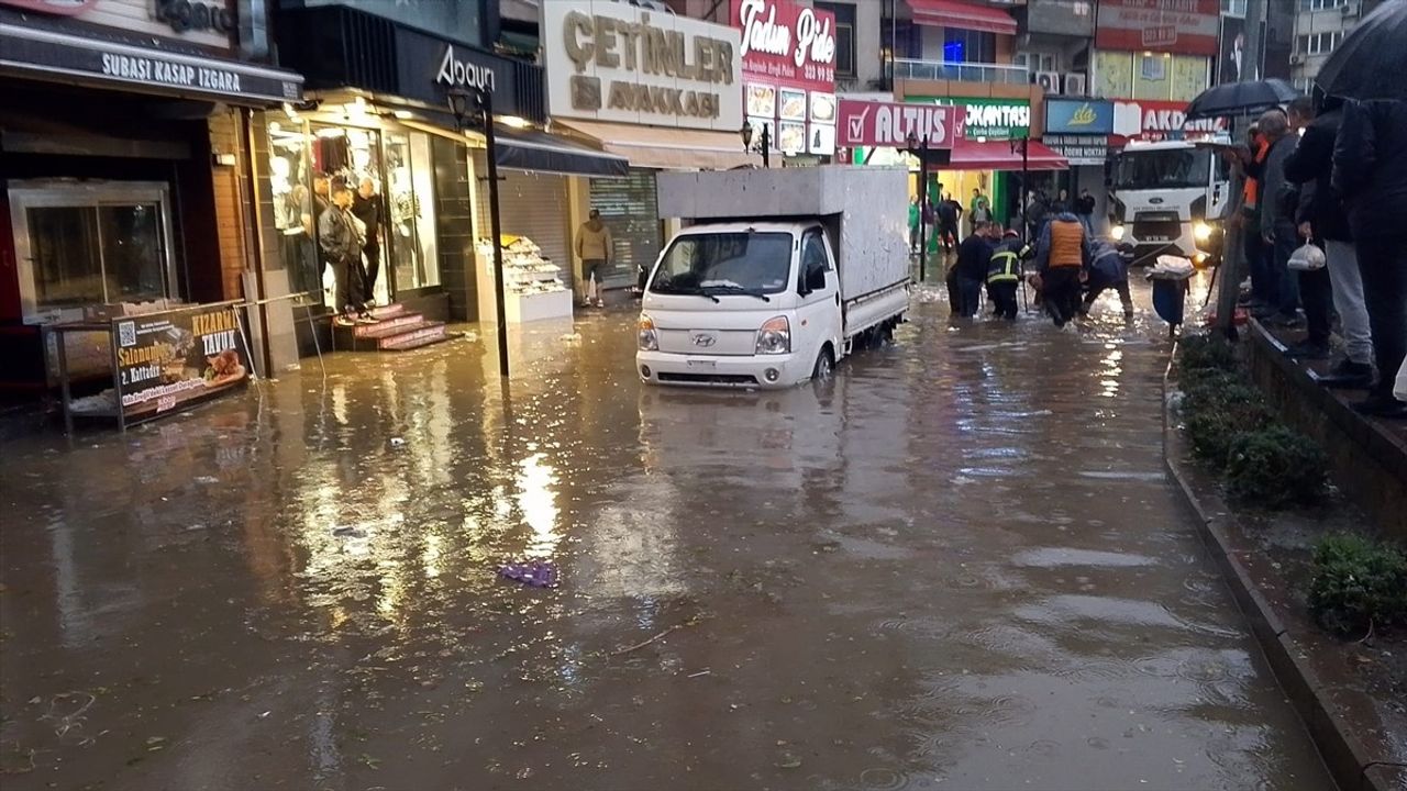 Karadeniz Ereğli'de Sağanak: Yollar ve İş Yerleri Su Baskınına Maruz Kaldı