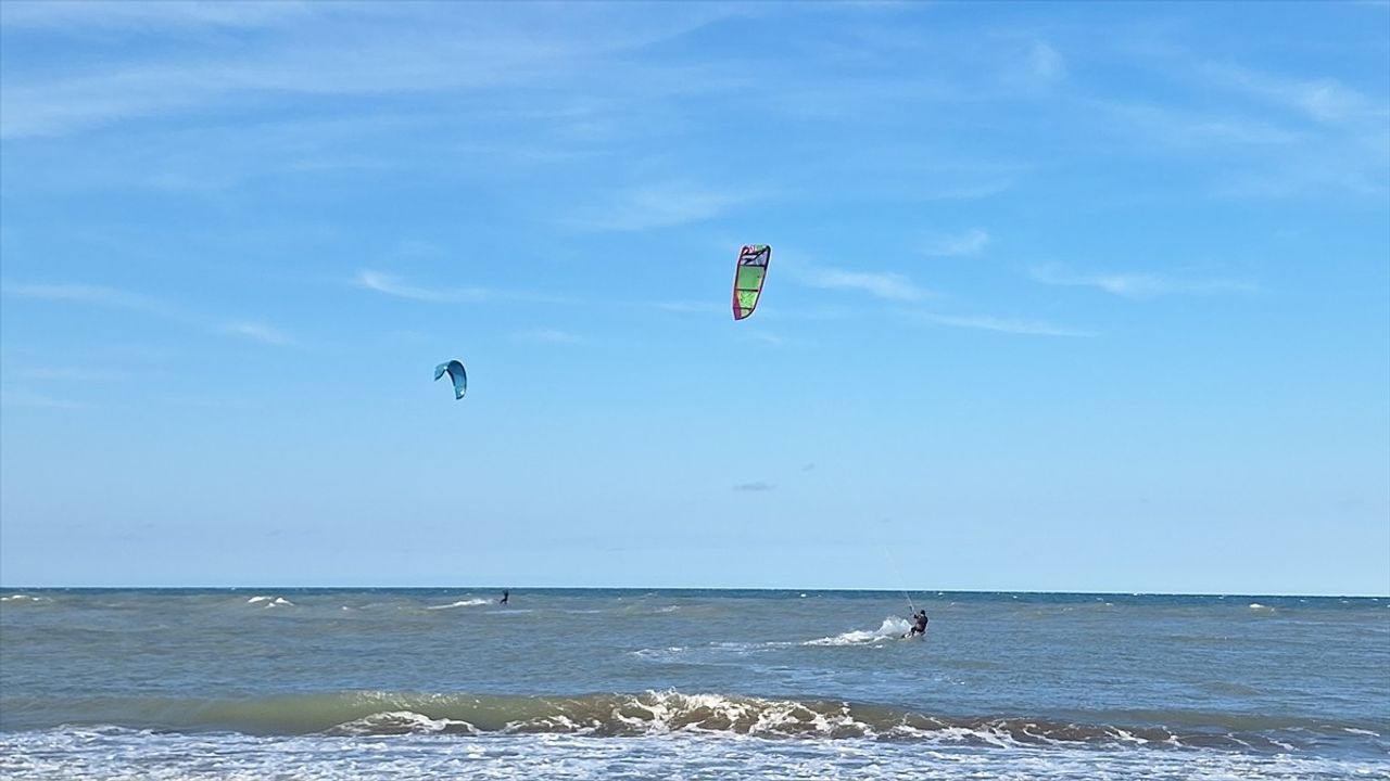 Karadeniz Rüzgarı Samsun Bafra'da Kitesurf Tutkunlarını Buluşturdu